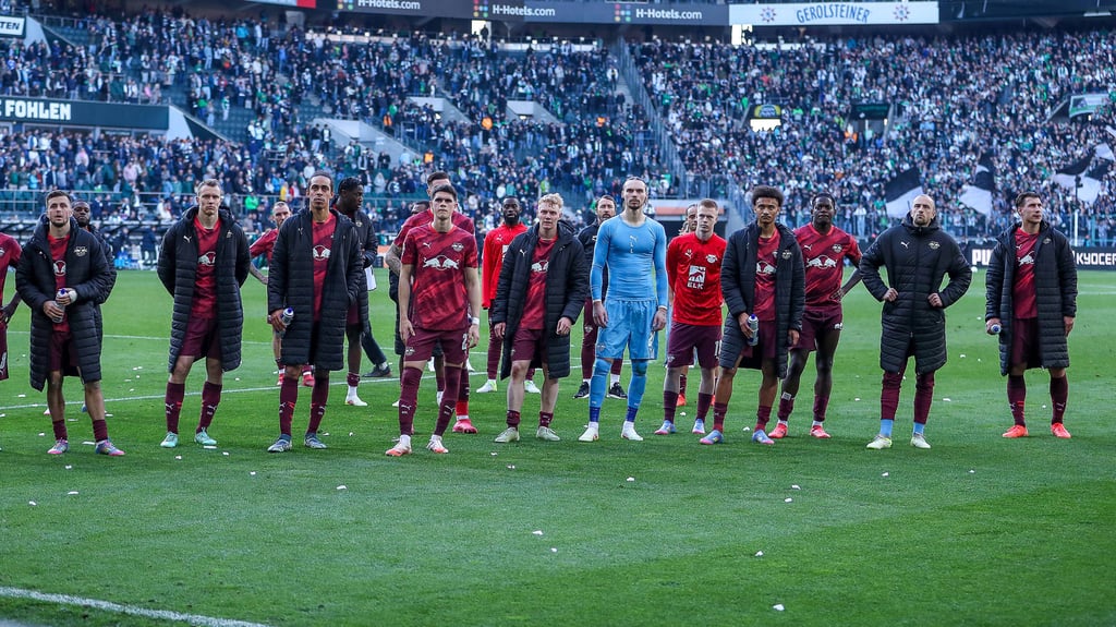 Die RB-Profis nach der Niederlage in Gladbach.