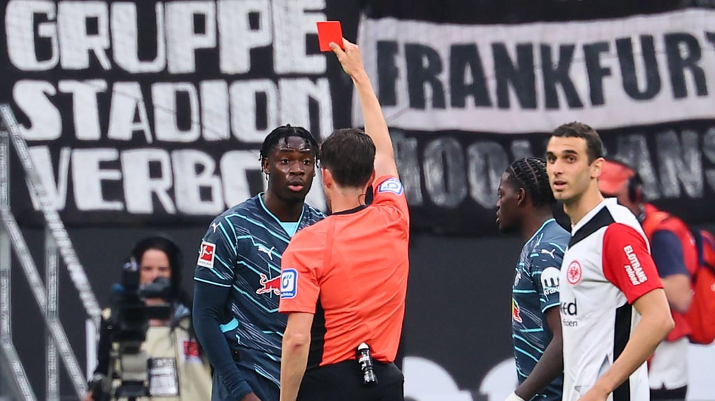 Rot für El Chadaille Bitshiabu.