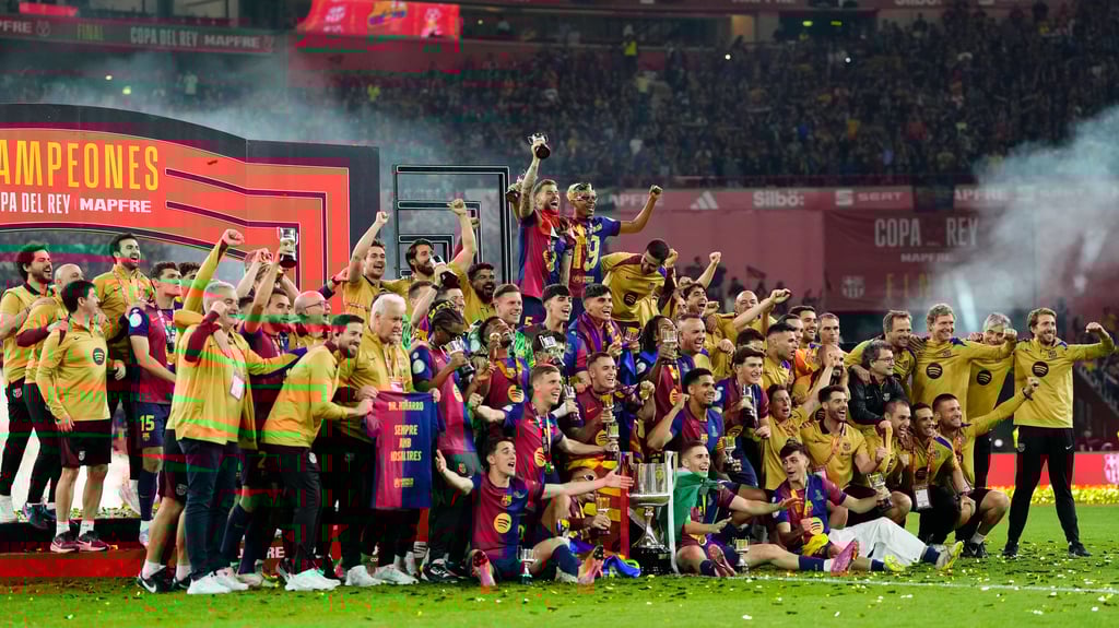 Dani Olmo (Zentrum vorn) und das Team des FC Barcelona jubeln über den Gewinn der Cpa del Rey