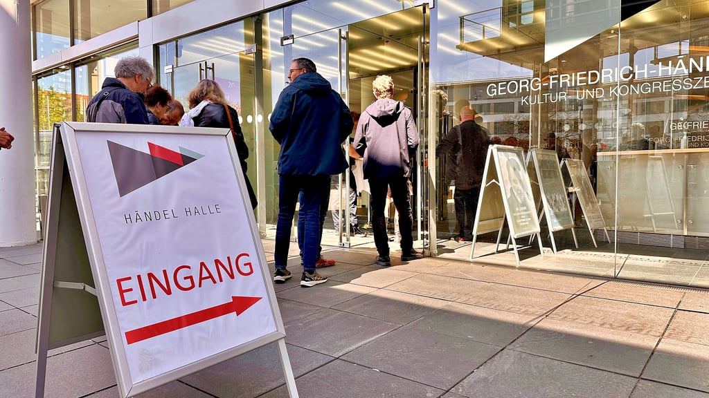 Ausgewählte Hallenser durften am Sonntag in der Händel Halle die Entwürfe der Finalisten für das Zukunftszentrum sehen.