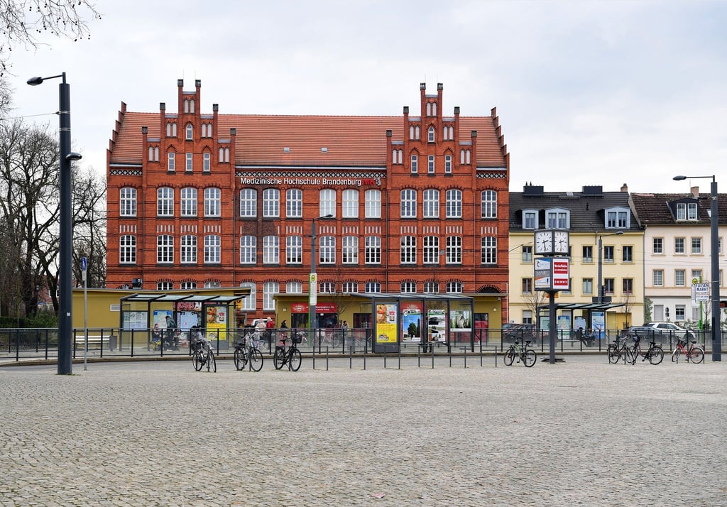 Ein Standort der Medizinischen Hochschule Brandenburg (MHB) - ihr drohen in den kommenden Jahren Kürzungen bei staatlichen Zuschüssen des Landes. (Archivbild)