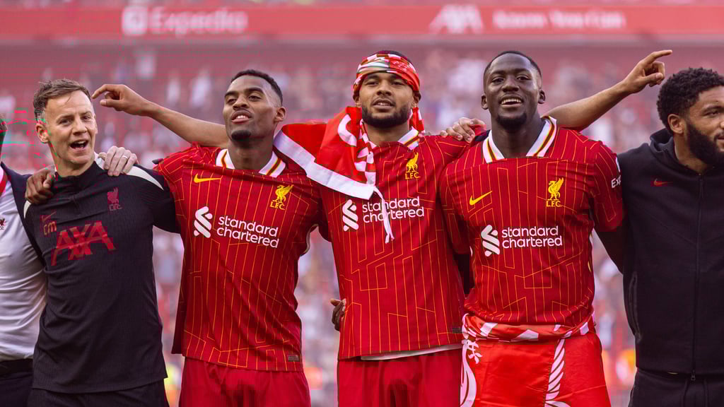 Ibrahima Konaté (2.v.r.) feiert die Meisterschaft mit dem FC Liverpool.