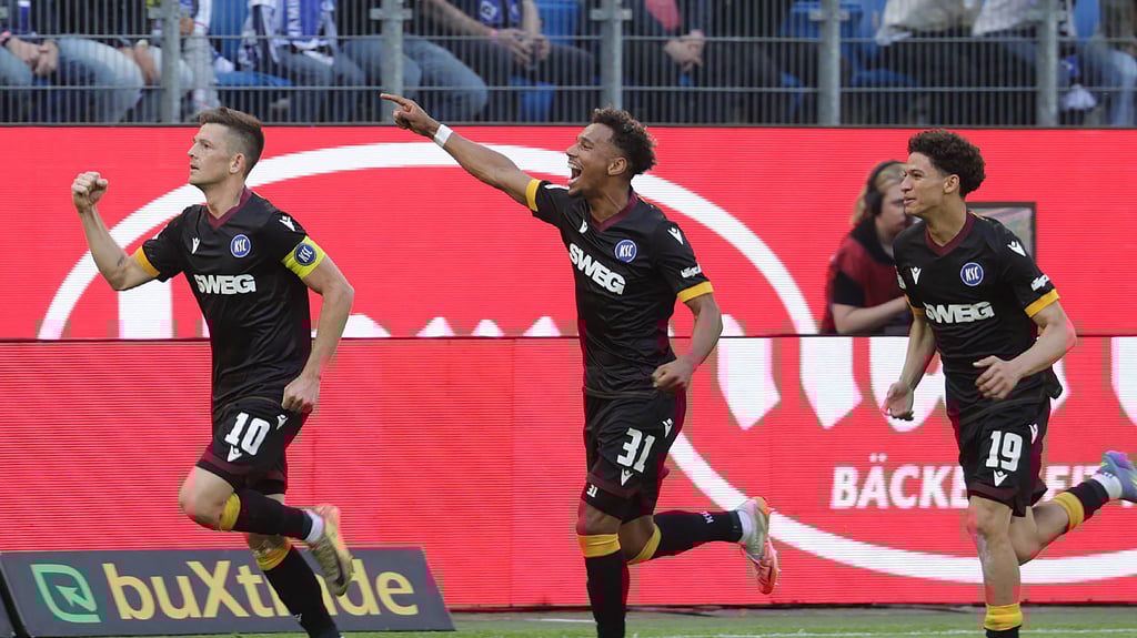 Der Karlsruher SC gewann am Sonntag beim Hamburger SV und wahrte damit seine kleine Restchance im Kampf um den Bundesliga-Aufstieg.