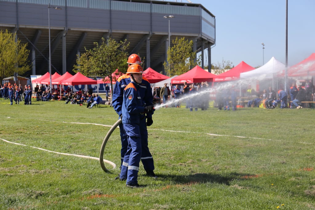 Bei herrlichem Wetter waren die Magdeburger Jugendfeuerwehren auf der Wiese neben der Avnet-Arena im Einsatz.