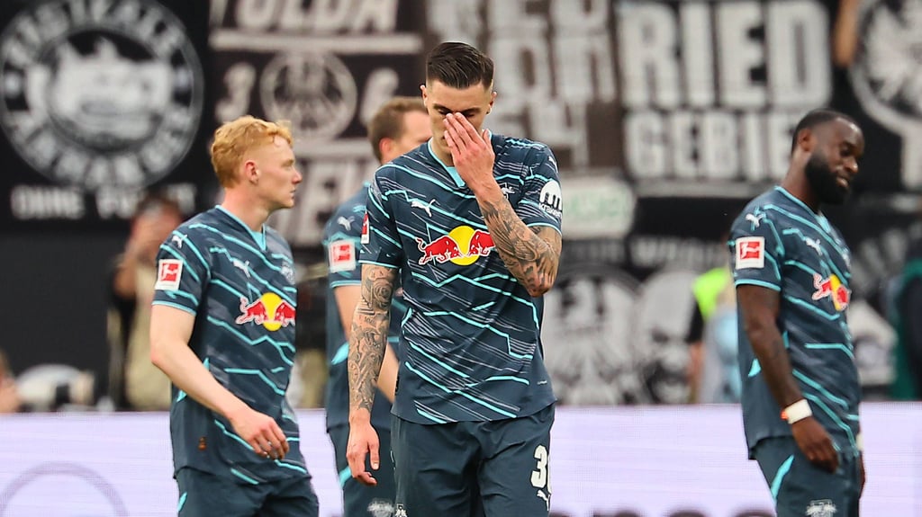 Am besten nicht hinschauen: Benjamin Sesko und Kollegen.