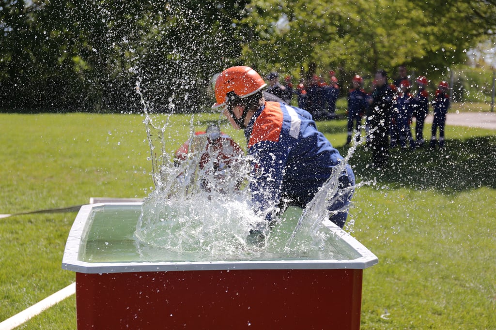 Beim Löschangriff nass zeigte die Jugendwehren aus Magdeburg vollen Einsatz.