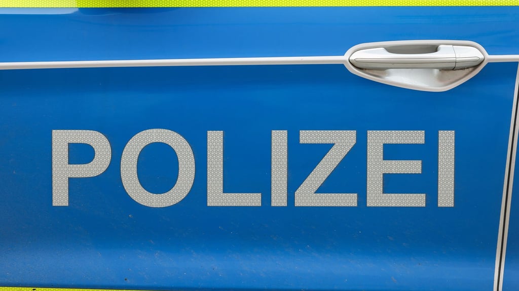 Ein 85-Jähriger ist in Zerbst rückwärts gegen eine Mauer gefahren.