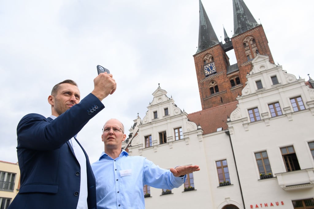 „Ich wurde auch schon von Schülern angesprochen, dass sie mich von Tiktok kennen“, sagt der Stendaler Oberbürgermeister Bastian Sieler (links). (Archivbild)