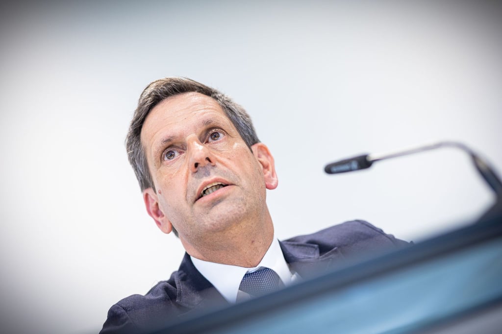 Olaf Lies, designierter niedersächsischer Ministerpräsident, spricht sich für preiswertere E-Autos aus - das sei eine Frage der gesellschaftlichen Teilhabe. (Archivbild)