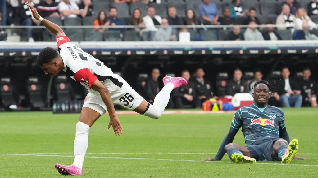 RB-Verteidiger El Chadaille Bitshiabu (r.) sieht Rot für eine Notbremse an Frankfurts Ansgar Knauff.