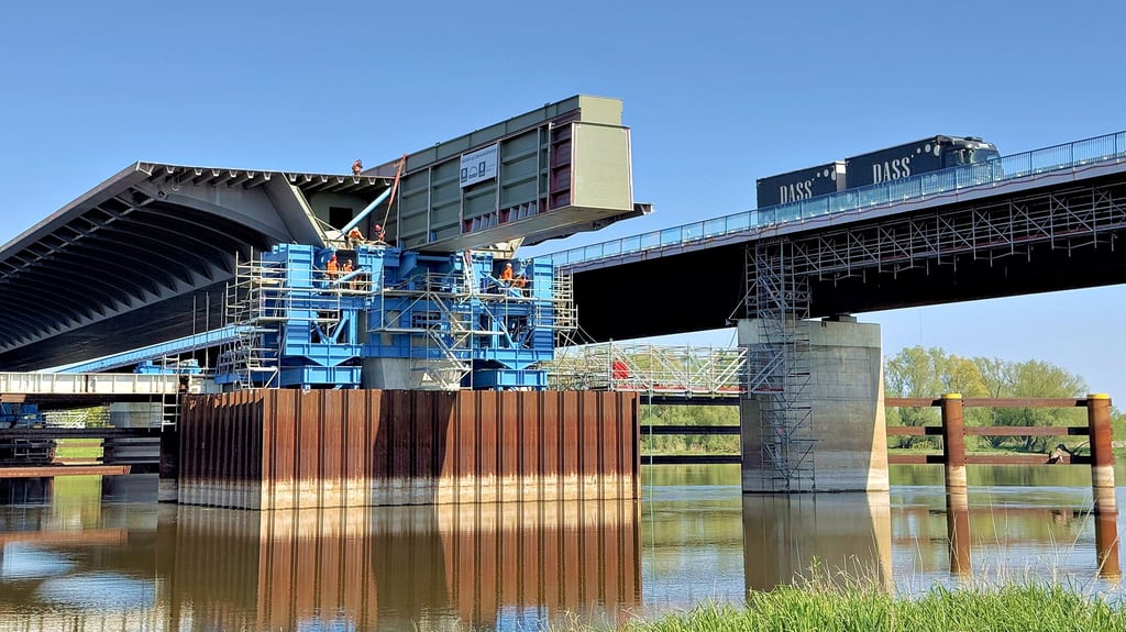 Der letzte Verschub der A-14-Brücke über die Elbe von Wittenberge zum Wahrenberger Ufer hat begonnen.