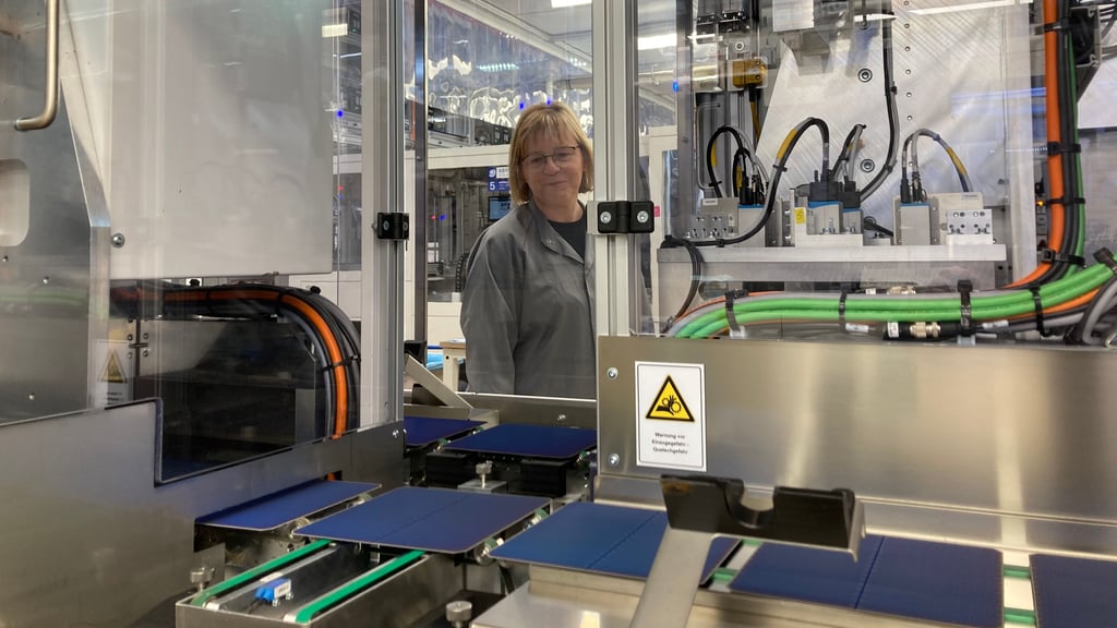 Am Montagvormittag  liefen die vorerst letzten Solarzellen im Meyer-Burger-Werk in Bitterfeld-Wolfen vom Band. Mitarbeiterin Petra Stein  hat bereits die Insolvenz der Solarfirma Sovello miterlebt und muss nun erneut um ihren Job bangen.