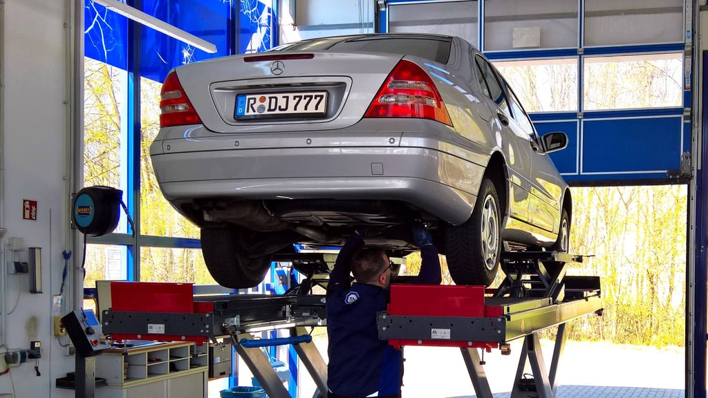 Müssen ältere Autos bald jährlich zum Tüv? Pläne der EU sehen das vor.