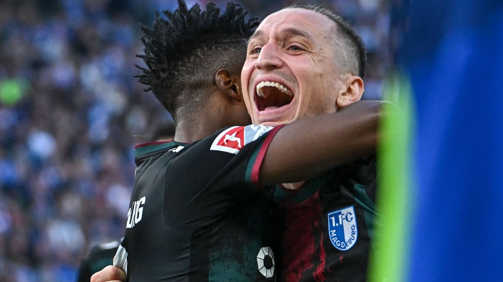 Baris Atik herzt FCM-Torschütze Lubambo Musonda beim Spiel gegen Hertha BSC.