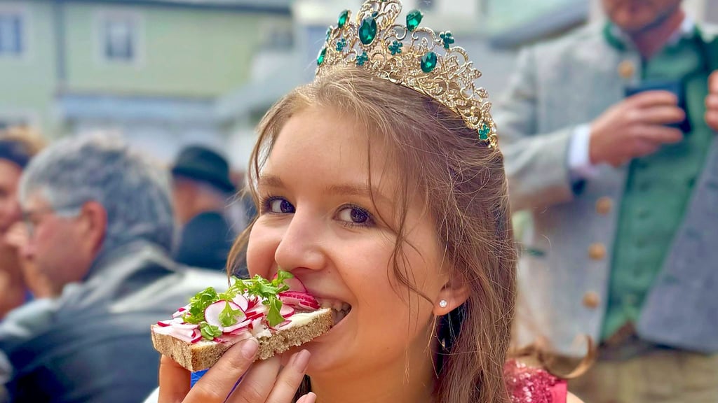 Radieschenbrot und Bier probiert die Calbenser Bollenkönigin Hannah beim Radieschenfest in Tirol. 