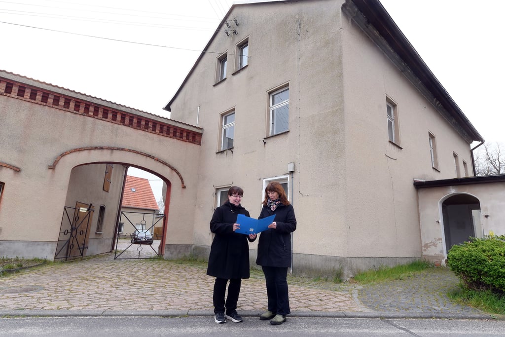 Andrea Kleinert (li.) und Daniela Körner vor der alten Gemeindeverwaltung: Hier würde der Görziger Heimatverein gern einziehen.