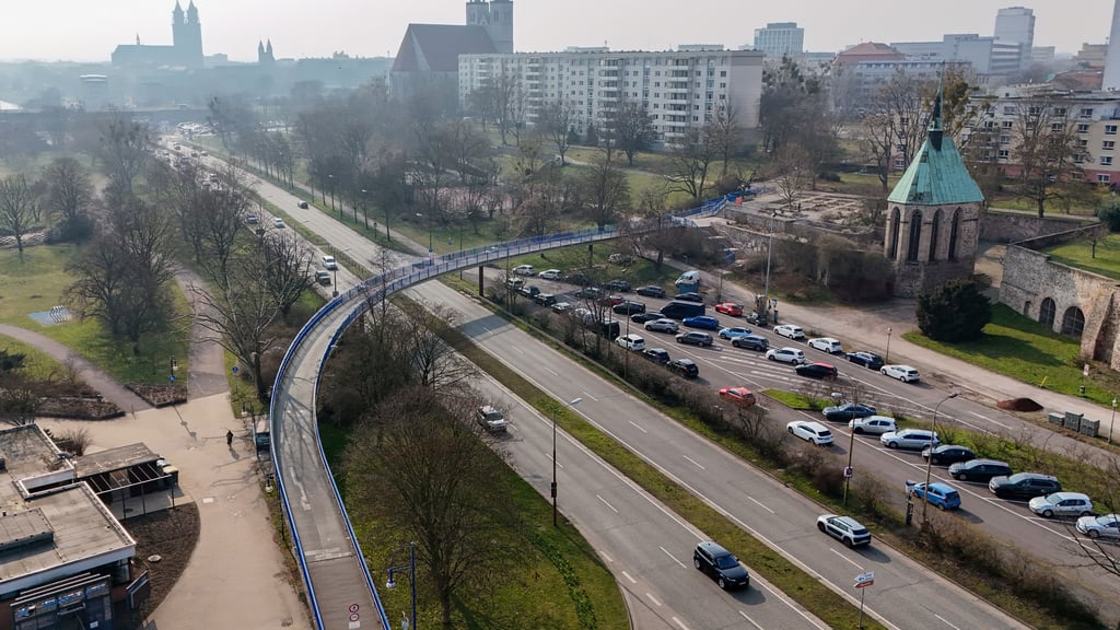Die Fußgängerbrücke am Magdeburger Petriförder muss abgerissen werden.