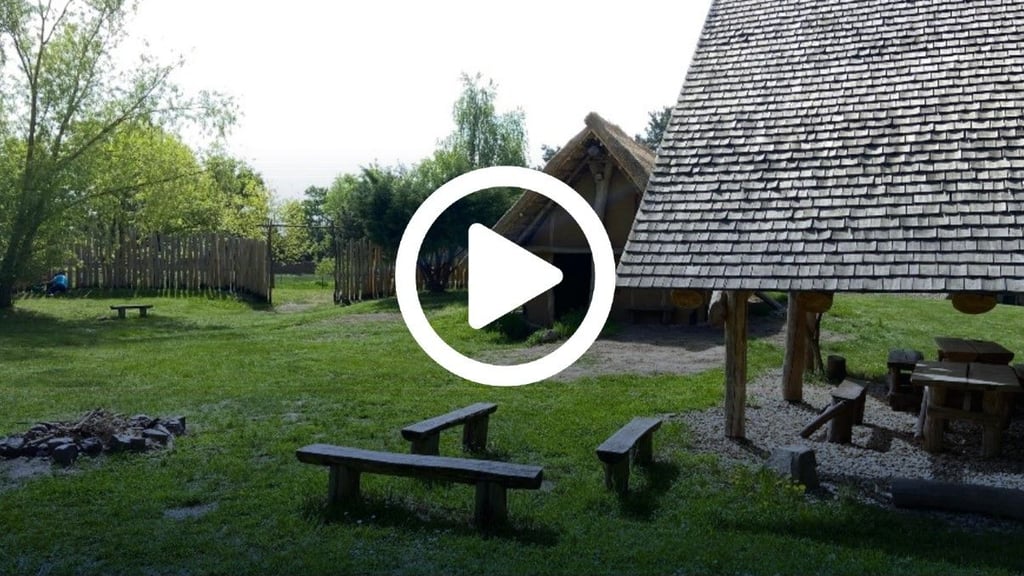 Noch herrscht Ruhe im Steinzeitdorf – doch ab morgen verwandelt sich das Gelände drei Tage lang in einen lebendigen Schauplatz zur Wiedereröffnung.