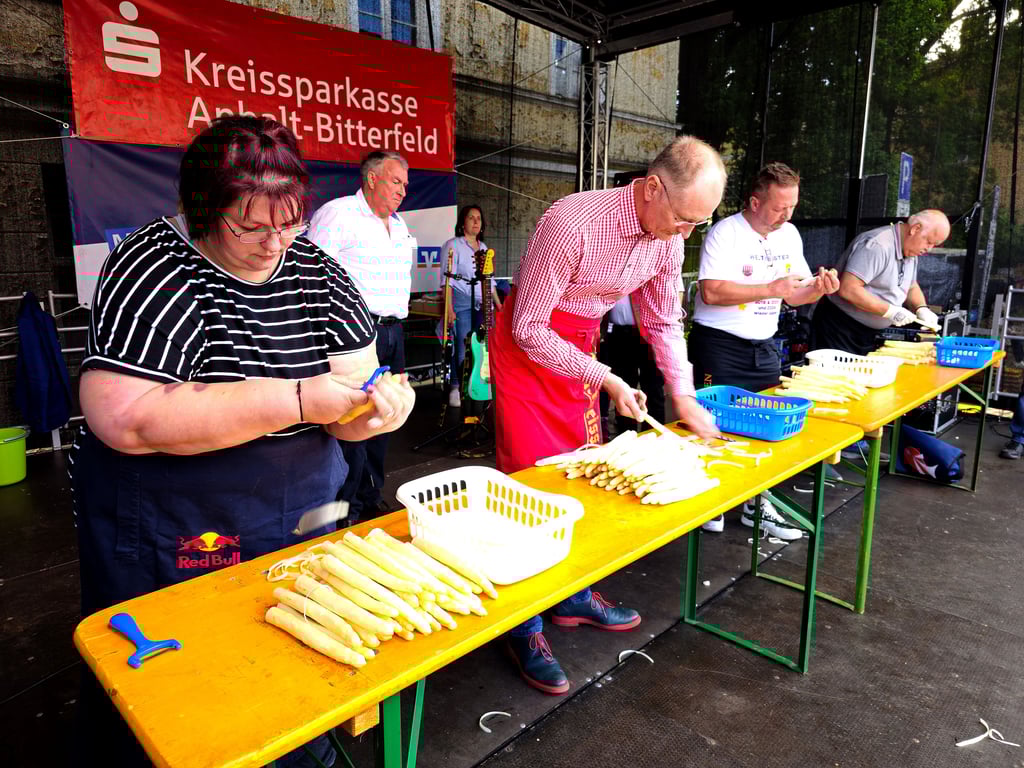Natürlich wird es auch in diesem Jahr mehrere Runden der Spargelschäl-Weltmeisterschaft geben, wie hier im vorigen Jahr.