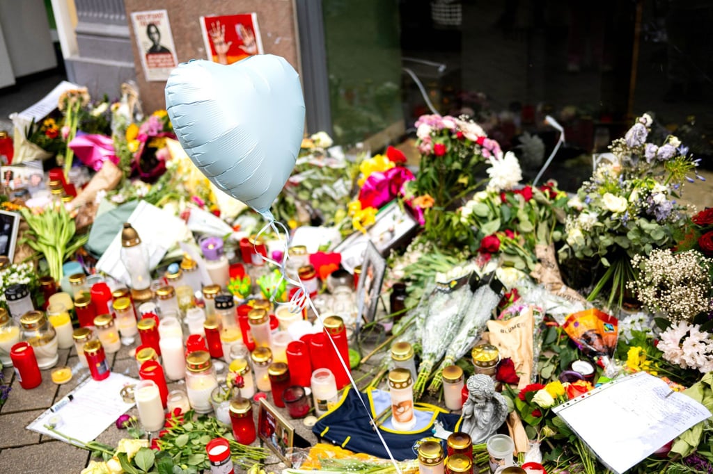 Am Ort der tödlichen Polizeischüsse in Oldenburg erinnern Blumen an den 21-jährigen Lorenz. (Archivbild)