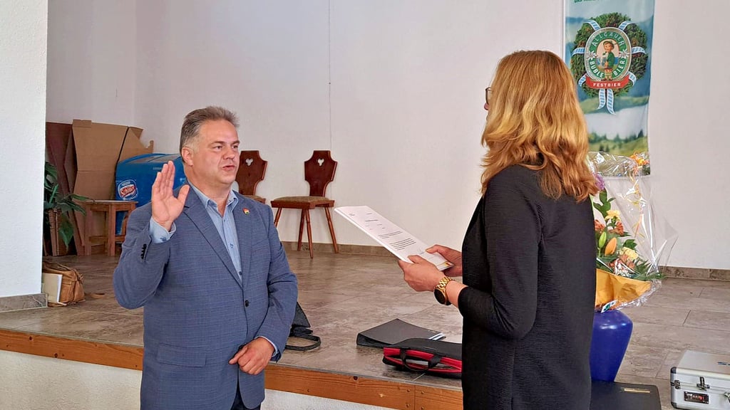 Bürgermeister Andreas Koch (FBM) wird zur Stadtratssitzung in Braunschwende vereidigt.