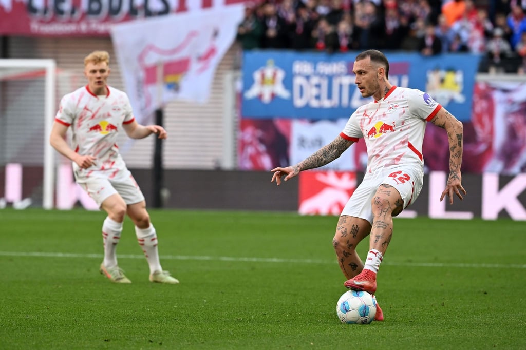David Raum (r) könnte gegen die Bayern wieder in Leipzigs Startelf stehen.