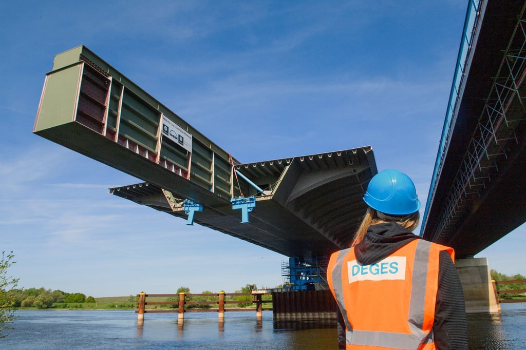 Bis zum 30. April 2025 soll die Brücke an ihrem Zielort angekommen sein.