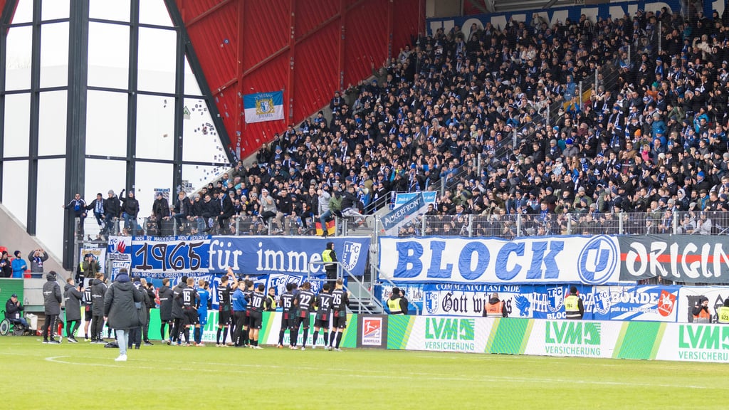 Beim Auswärtssieg des 1. FC Magdeburg hatten Fans Sitzschalen Richtung Spielfeld geworfen. Dafür muss der FCM nun eine Geldstrafe zahlen.