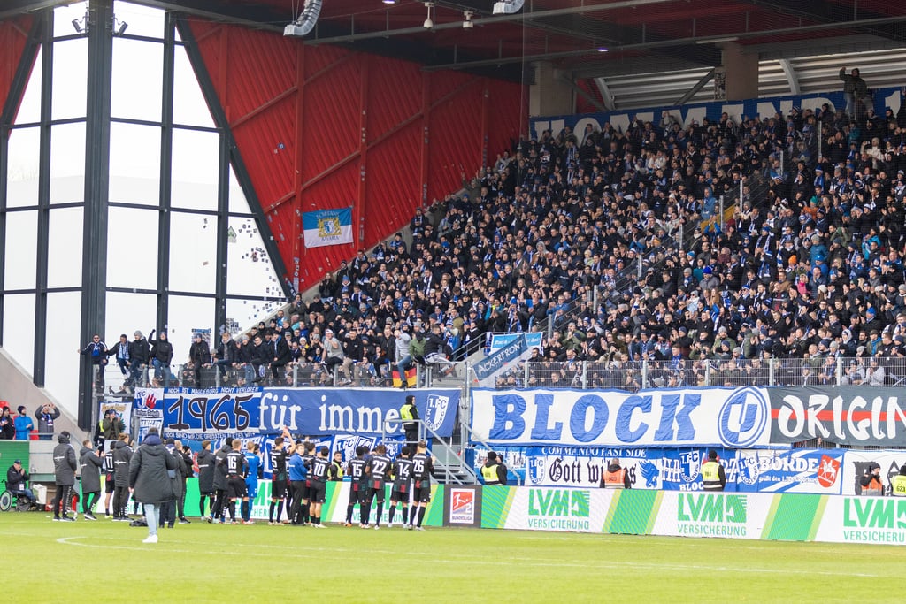 Beim Auswärtssieg des 1. FC Magdeburg hatten Fans Sitzschalen Richtung Spielfeld geworfen. Dafür muss der FCM nun eine Geldstrafe zahlen.