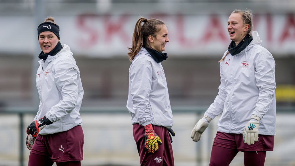 Leipzigs Torhüterinnen Elvira Herzog, Lina von Schrader und Eve Boettcher im Training (v.l.n.r.).