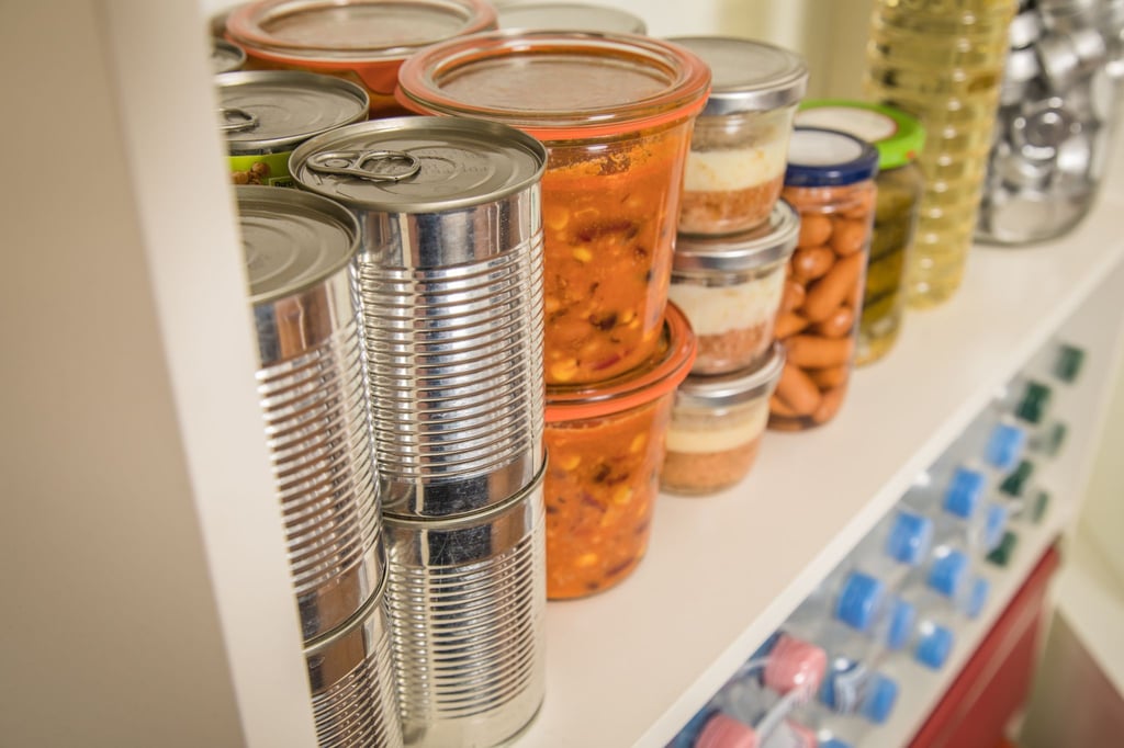 In den Notfallvorrat gehören ausreichend Wasser und haltbare Lebensmittel.