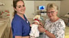Hebamme Bianca Chesi (l.) hat von Monika Warstat wieder  Baby-Mützen bekommen. Model ist diesmal eine  Puppe. 