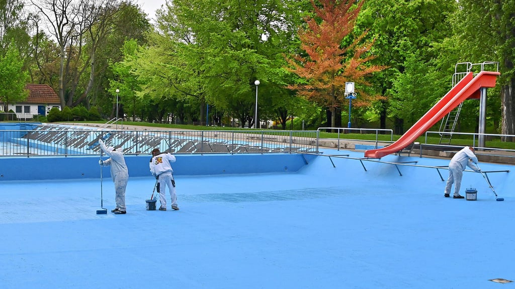 Derzeit sind Mitarbeiter einer Malerfirma aus Meitzendorf dabei, den Schwimmbecken des Carl-Miller-Bades einen neuen blauen Anstrich zu verpassen. Pünktlich zur Saisoneröffnung am 17. Mai sollen die Arbeiten beendet sein.  Allerdings ändern sich die Eintrittspreise.
