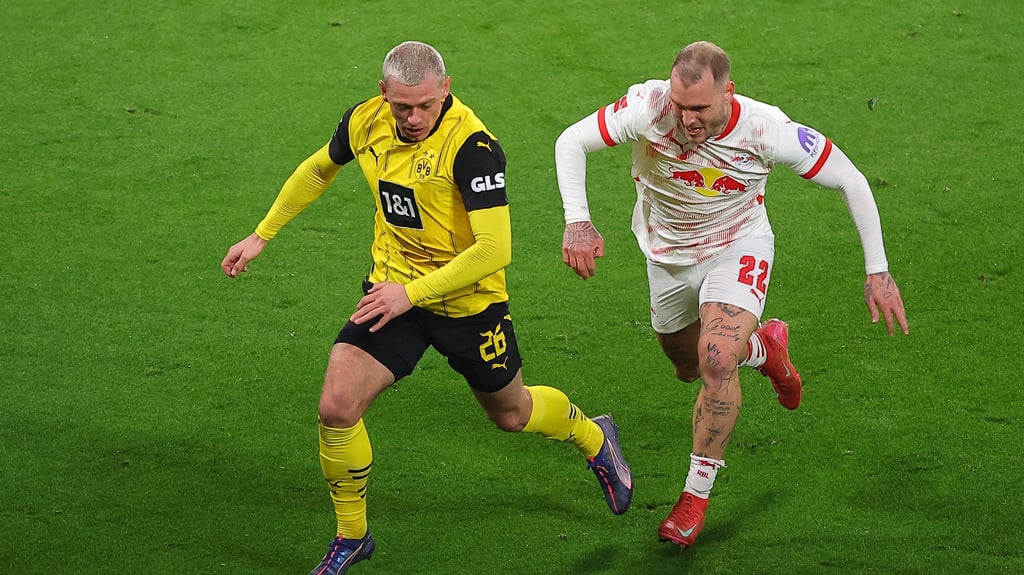 David Raum im Laufduell mit BVB-Profi Julian Ryerson.