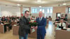 Armin Schenk bekommt die Glückwünsche vom Stadtratsvorsitzenden Henning Dornack (l.).