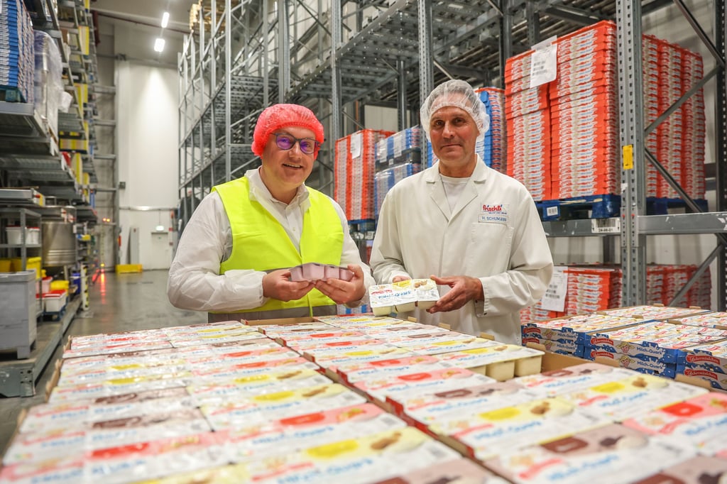 Am Montag besuchte Landrat Götz Ulrich (l.) das Frischli-Werk in Weißenfels, wo das beliebte Leckermäulchen hergestellt wird. Von Prokurist Henner Schumann wurde er durch die Produktion geführt.