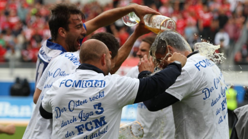 Trainer Jens Härtel stieg 2015 mit dem 1. FC Magdeburg in die 3. Liga auf – beim Relegationsspiel in Offenbach gab es einen Bierdursche.