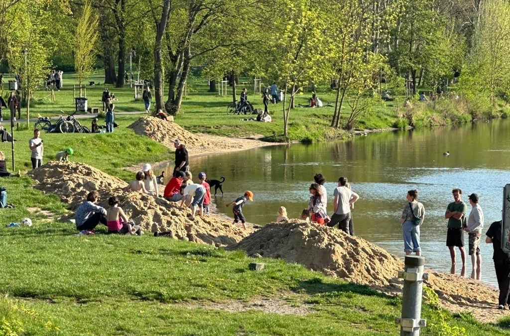Neuer Sand am Saalestrand: 100 Tonnen wurden vom Unternehmen Papenburg abgekippt. Verteilen werden ihn wie üblich die Kinder beim Spielen.