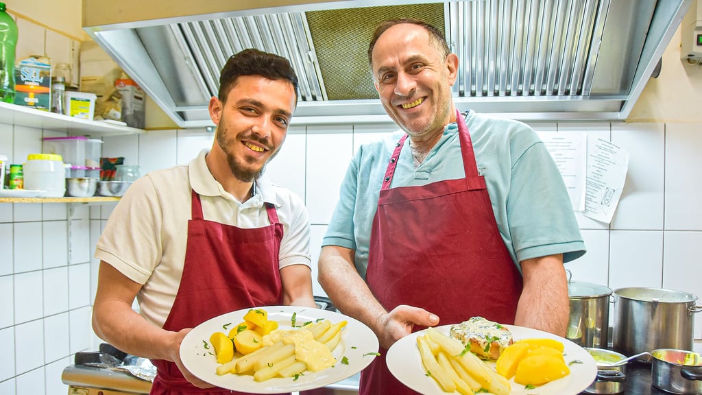 Küchenchef Jihad Yakan (rechts) und Jungkoch Sami Karam bringen das edle Stangengemüse für die Gäste der Waldgaststätte im Naherholungsgebiet Grieps in verschiedenen Variationen auf die Teller.