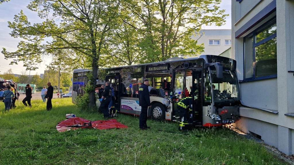 Bei einem Busunglück in Halle-Neustadt wurden mehrere Personen verletzt.