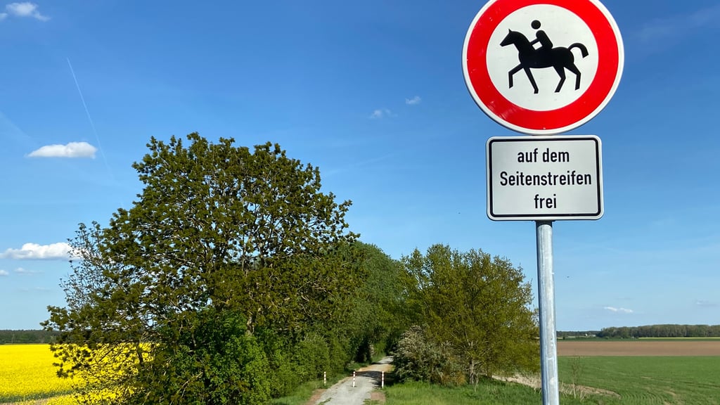 Schilder wie dieses weisen darauf hin, dass das Reiten auf dem Klusdamm-Radweg verboten ist. Vor kurzem wurde das Schild erweitert.