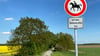 Schilder wie dieses weisen darauf hin, dass das Reiten auf dem Klusdamm-Radweg verboten ist. Vor kurzem wurde das Schild erweitert.
