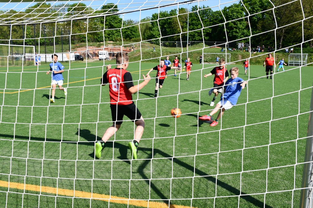 Mehrere Grundschulen spielen bei dem Fußball-Turnier in Magdeburg gegeneinander.