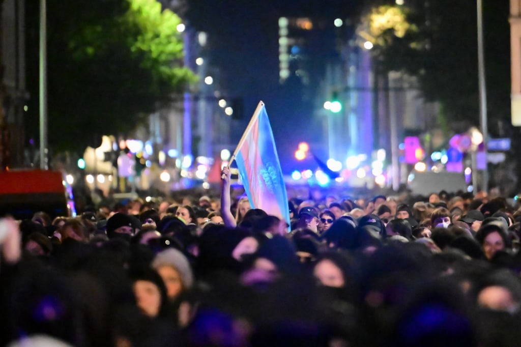 Demonstranten haben ein Ei und eine Plastikflasche auf Polizisten geworfen.