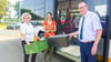 Diana Woll (Managerin Netzplanung/Serviceentwicklung ÖPNV bei der PVGS, von links), Mirjam Anschütz und PVGS Geschäftsführer Roland Lehnecke bereiten Transportkisten für die Mitnahme im Bus vor. 