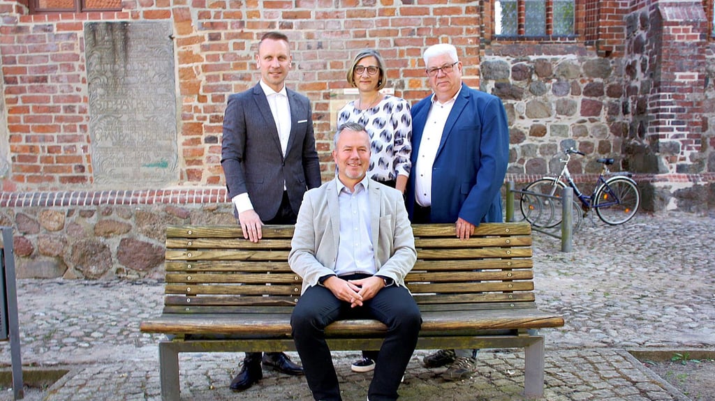 Die Osterburger CDU, hier Dennis Kathke, Bianca Harig und Ingo Fabisch (von links), steht hinter Bürgermeisterkandidaten Nico Schulz.