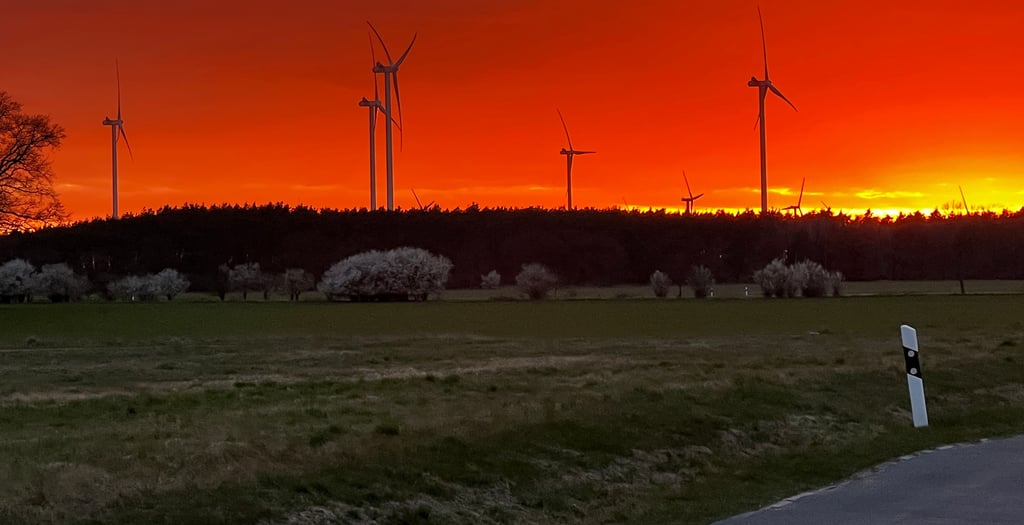 Zwischen Briest und Melkow erblickt man den Windpark Mangelsdorf, ein solcher soll auch bei Scharlibbe entstehen.
