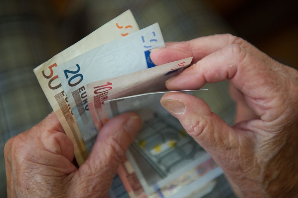 Ab 1. Juli gibt es für Rentnerinnen und Rentner mehr Geld. Doch die Zahlung kommt nicht bei allen gleichzeitig an.