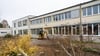 Schon lange sind die Bäume gefällt, die der Erweiterung der Schule  weichen mussten. Die Arbeiten  dauern noch immer an. 