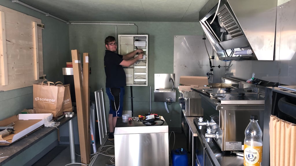 Moritz Schellbach von der Firma GS GebäudeService Quedlinburg ist dabei, letzte Elektrokabel für Anschlüsse der Geräte und Beleuchtung zu verlegen. Mit dem neu errichteten Gebäude entsteht ein neues gastronomisches Angebot in Quedlinburg.